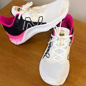 New Balance White Black Pink Women's Athletic Running Shoes 7.5